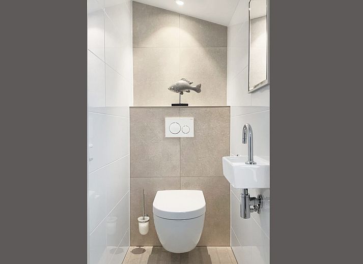 Veranda with picnic table at Ostrea 16 vacation home, Roompot Beach Resort, Kamperland, Zeeland.