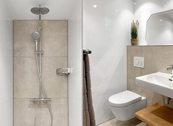 Veranda with picnic table at Ostrea 16 vacation home, Roompot Beach Resort, Kamperland, Zeeland.