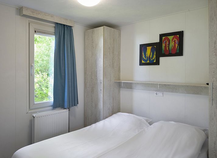Ruime zithoek met televisie in vakantiehuis RP4B, Kamperland, ideaal voor ontspanning.