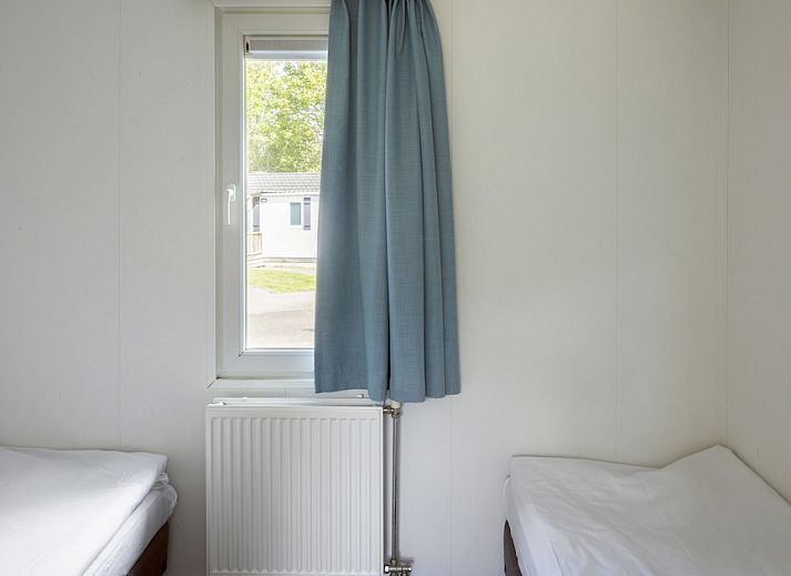 Ruime zithoek met televisie in vakantiehuis RP4B, Kamperland, ideaal voor ontspanning.