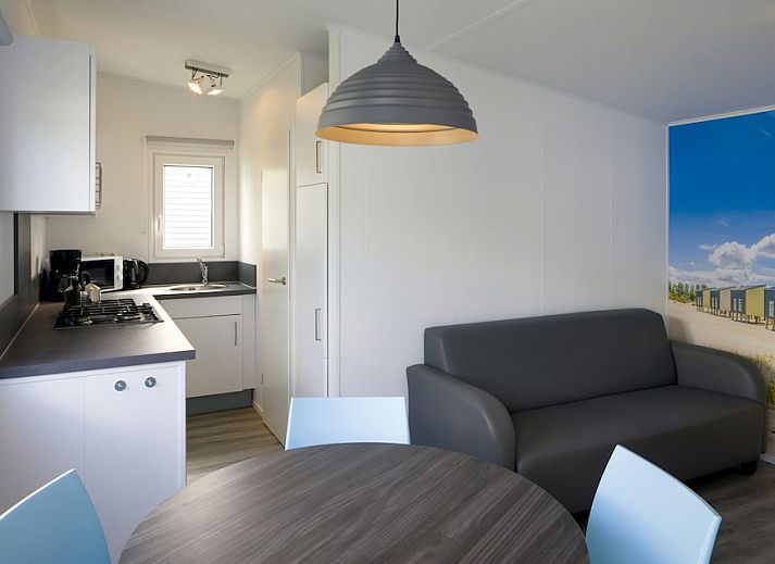 Chalet RP4A in Kamperland, Noord-Beveland, Zeeland met zonnig terras en groene omgeving voor een ontspannen vakantie.