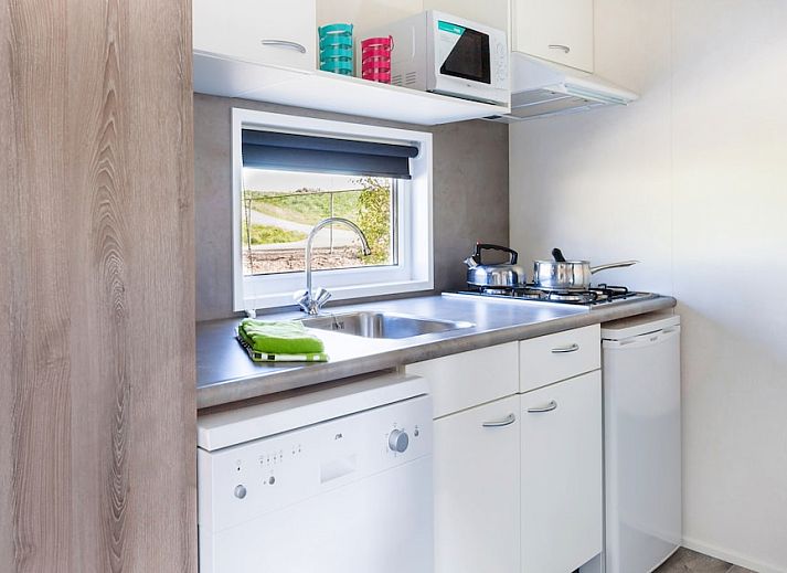 Chalet RP4A in Kamperland, Noord-Beveland, Zeeland met zonnig terras en groene omgeving voor een ontspannen vakantie.