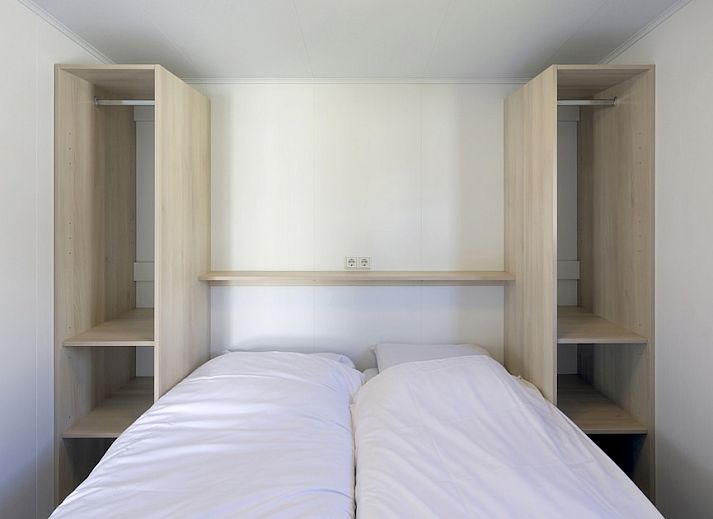 Chalet RP4A in Kamperland, Noord-Beveland, Zeeland met zonnig terras en groene omgeving voor een ontspannen vakantie.