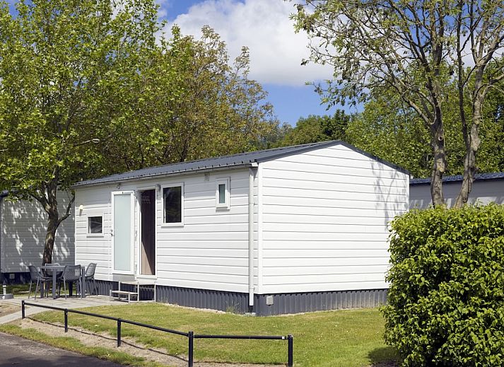 Chalet RP4A in Kamperland, Noord-Beveland, Zeeland met zonnig terras en groene omgeving voor een ontspannen vakantie.