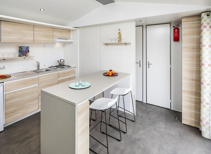 Binnenruimte van chalet RP4A in Kamperland, Zeeland met moderne keuken en zithoek, ideaal vakantiehuis op Noord-Beveland.