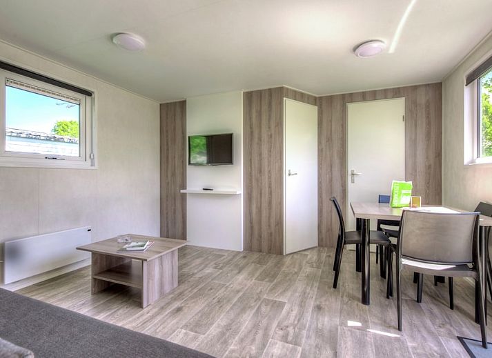 Binnenruimte van chalet RP4A in Kamperland, Zeeland met moderne keuken en zithoek, ideaal vakantiehuis op Noord-Beveland.