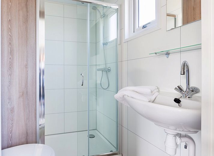 Binnenruimte van chalet RP4A in Kamperland, Zeeland met moderne keuken en zithoek, ideaal vakantiehuis op Noord-Beveland.