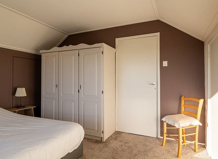 Laan naar Vakantiehuisje in Kamperland, omringd door groene natuur in Noord-Beveland, Zeeland.