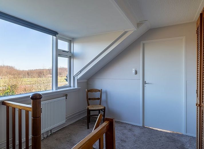 Laan naar Vakantiehuisje in Kamperland, omringd door groene natuur in Noord-Beveland, Zeeland.