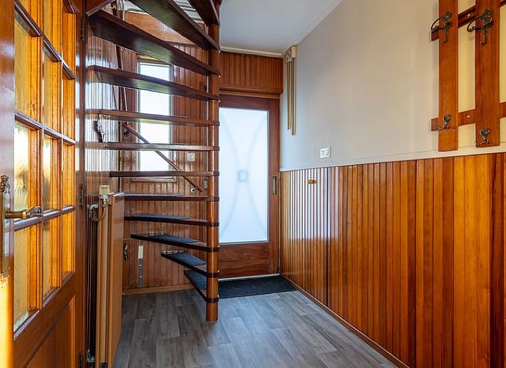 Slaapkamer met groot raam in Vakantiehuisje in Kamperland, Noord-Beveland, met uitzicht op de natuur van Zeeland.