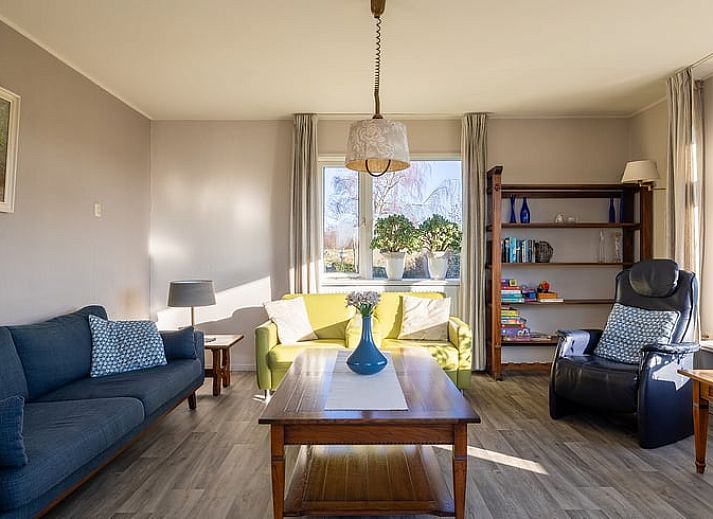 Slaapkamer met groot raam in Vakantiehuisje in Kamperland, Noord-Beveland, met uitzicht op de natuur van Zeeland.