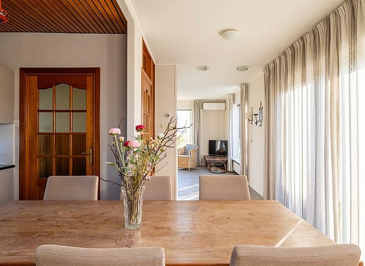 Gezellige slaapkamer in Vakantiehuisje in Kamperland, Noord-Beveland, met klassieke kast en stoel.