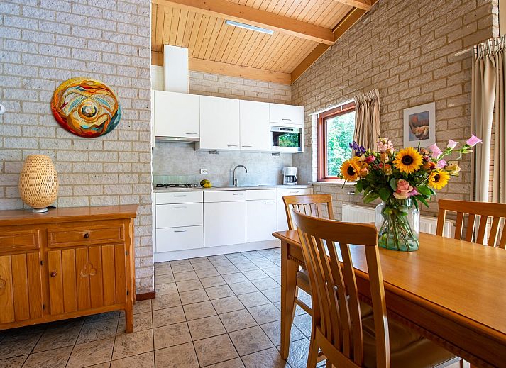 Gemuetliches Wohnzimmer im Ferienhaus Zwanenlaan 19, De Schotsman, Kamperland, mit Blick auf den gruenen Garten.