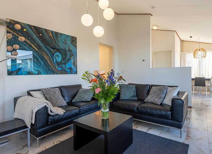 Gezellige woonkamer in Sophiaboulevard 15, Roompot Beach Resort te Kamperland, Zeeland. Comfortabele vakantiehuis inrichting.