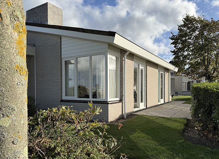 Lichte woonkamer met uitzicht op de tuin bij Sophiaboulevard 15, Roompot Beach Resort in Kamperland, Noord-Beveland.