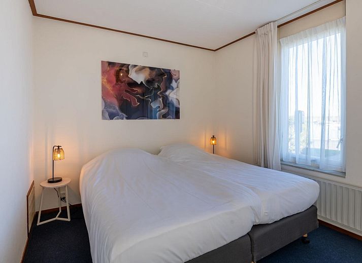 Lichte woonkamer met uitzicht op de tuin bij Sophiaboulevard 15, Roompot Beach Resort in Kamperland, Noord-Beveland.