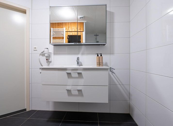 Lichte woonkamer met uitzicht op de tuin bij Sophiaboulevard 15, Roompot Beach Resort in Kamperland, Noord-Beveland.