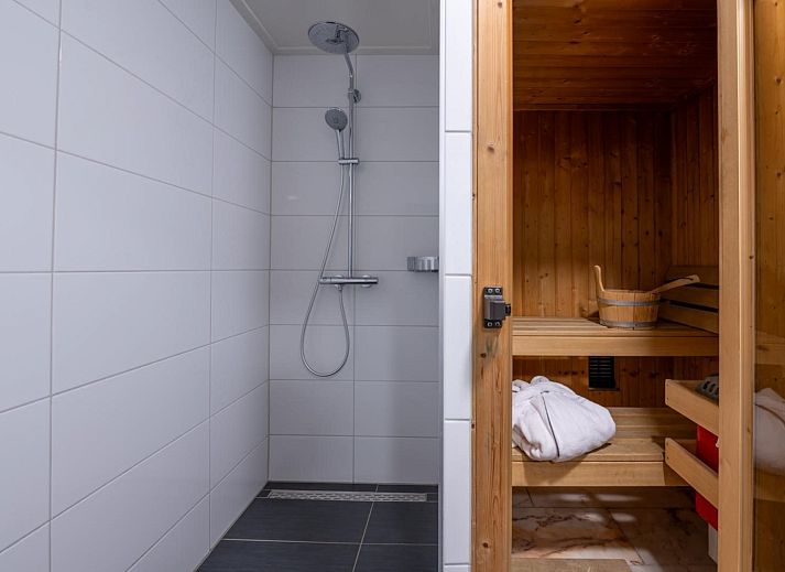 Lichte woonkamer met uitzicht op de tuin bij Sophiaboulevard 15, Roompot Beach Resort in Kamperland, Noord-Beveland.