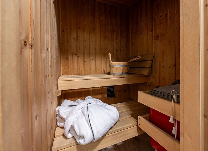 Lichte woonkamer met uitzicht op de tuin bij Sophiaboulevard 15, Roompot Beach Resort in Kamperland, Noord-Beveland.