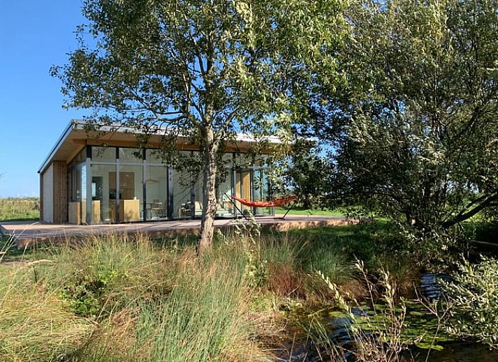Modernes Ferienhaus in Kamperland mit Glasfassade und Terrasse in Noord-Beveland, Zeeland.