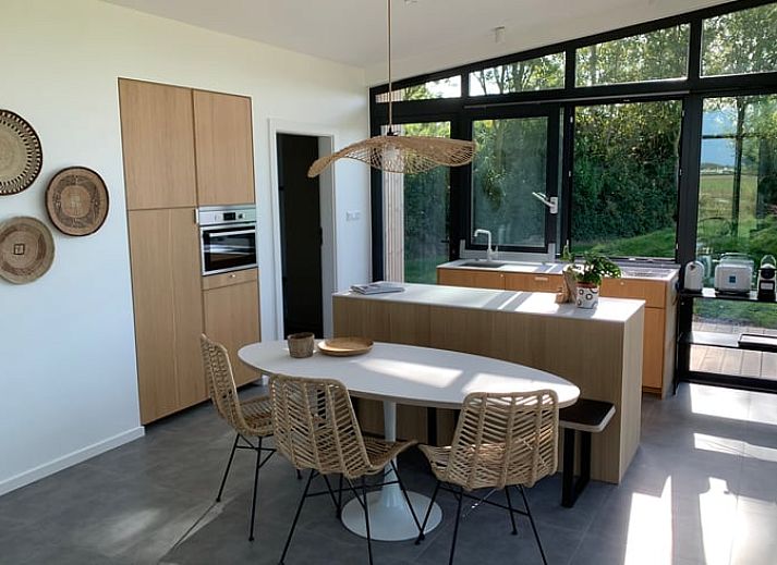 Veranda des Ferienhauses in Kamperland mit bequemen Stuehlen und Blick auf die Natur in Zeeland.