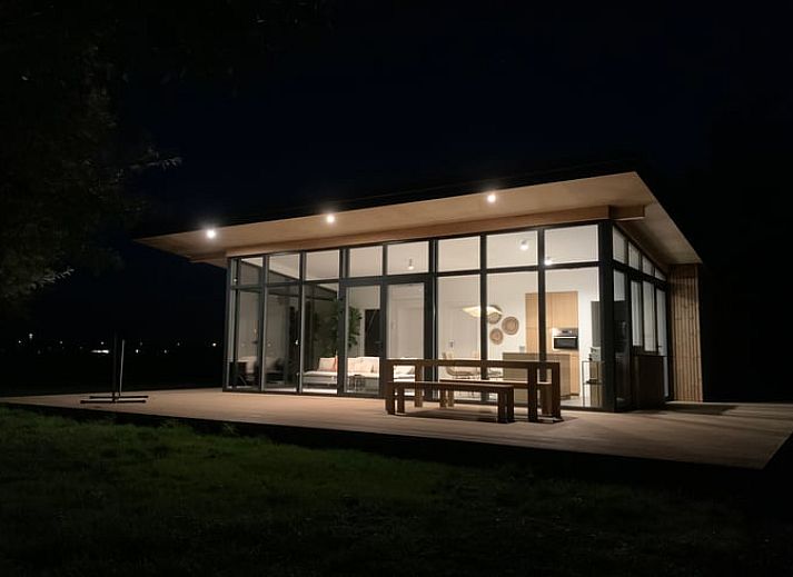 Modernes Ferienhaus in Kamperland mit Glasfassade und Holzterrasse, gelegen in Noord-Beveland, Zeeland.
