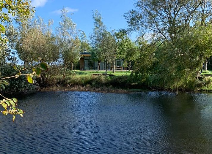 Modernes Ferienhaus in Kamperland mit Glasfassade und Holzterrasse, gelegen in Noord-Beveland, Zeeland.