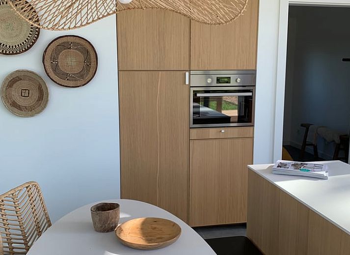 Beleuchtete Abendansicht des Ferienhauses in Kamperland, ideal fuer eine ruhige Nacht in Noord-Beveland, Zeeland.