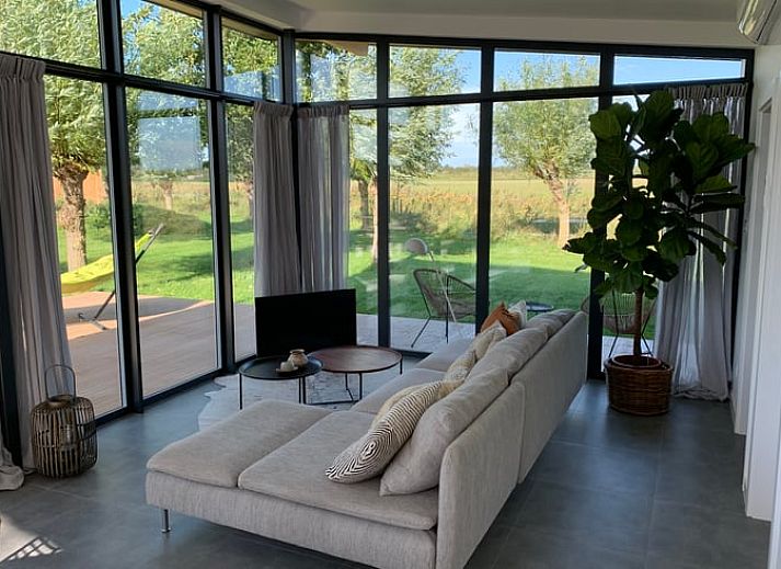 Beleuchtete Abendansicht des Ferienhauses in Kamperland, ideal fuer eine ruhige Nacht in Noord-Beveland, Zeeland.