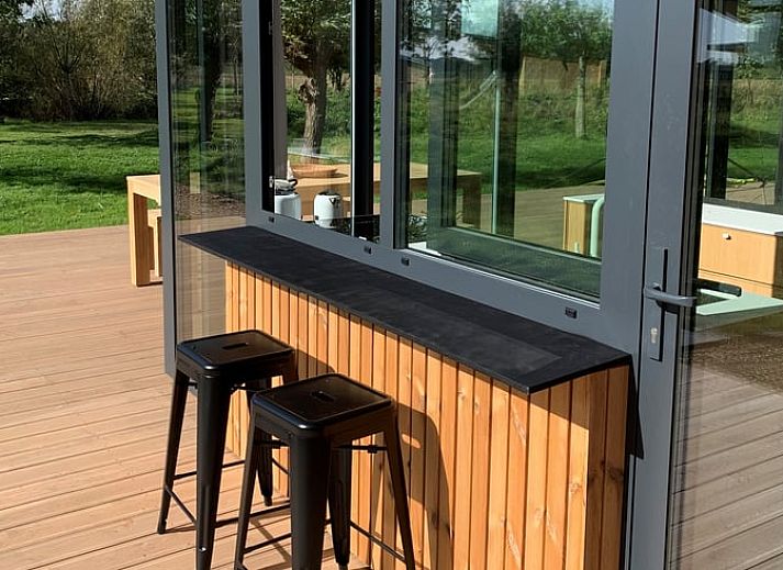 Ferienhaus in Kamperland mit Blick auf einen ruhigen Teich, umgeben von Natur in Nord-Beveland, Zeeland.