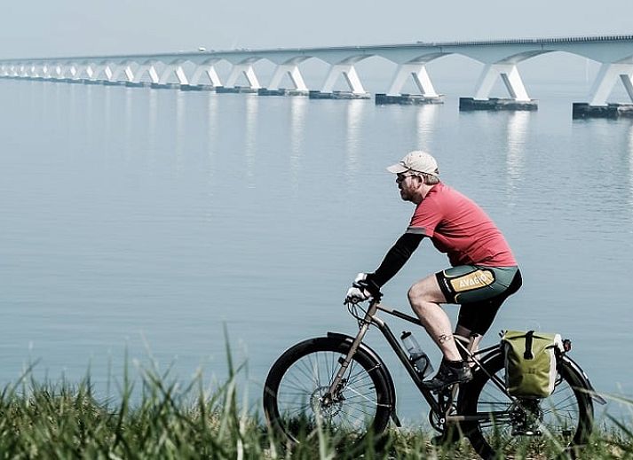 Luftaufnahme des Ferienhauses in Kamperland, umgeben von gruener Landschaft in Nord-Beveland, Zeeland.