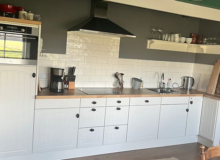 Charmantes Ferienhaus in Kamperland, Zeeland, mit Backsteinfassade und gruener Umgebung.