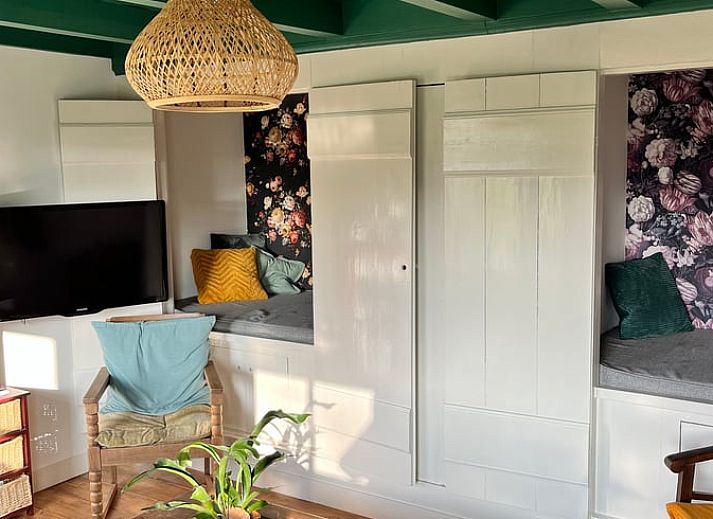 Gemuetliches Esszimmer in einem Ferienhaus in Kamperland mit Blick auf die Landschaft von Zeeland.