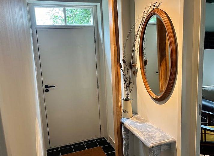 Gemuetliches Esszimmer in einem Ferienhaus in Kamperland mit Blick auf die Landschaft von Zeeland.