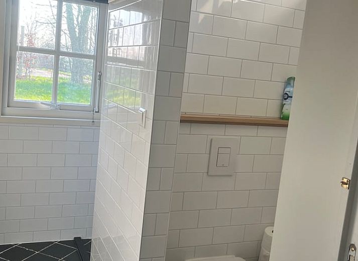 Gemuetliches Esszimmer in einem Ferienhaus in Kamperland mit Blick auf die Landschaft von Zeeland.