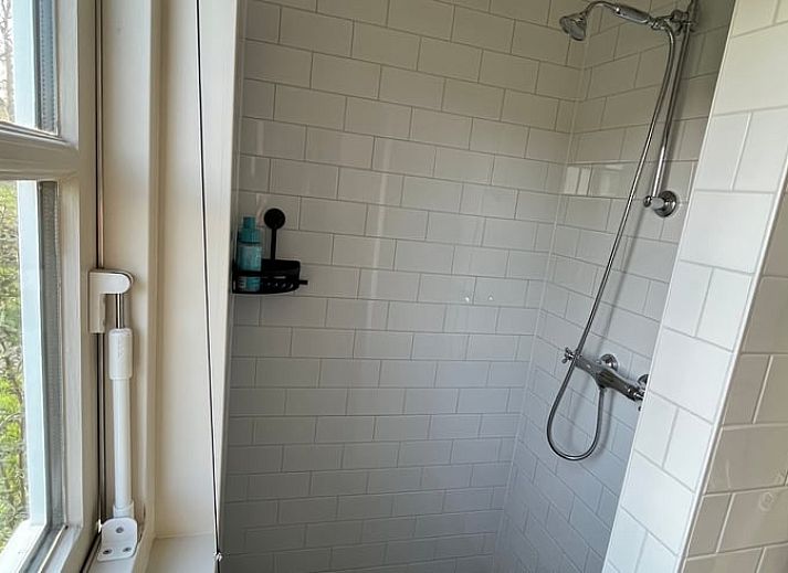 Gemuetliches Esszimmer in einem Ferienhaus in Kamperland mit Blick auf die Landschaft von Zeeland.