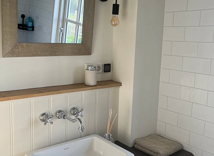 Gemuetliches Esszimmer in einem Ferienhaus in Kamperland mit Blick auf die Landschaft von Zeeland.