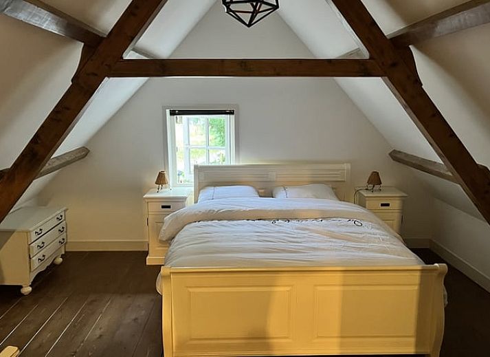 Rustikaler Essbereich im Ferienhaus in Kamperland mit Holzmoebeln und laendlicher Atmosphaere.