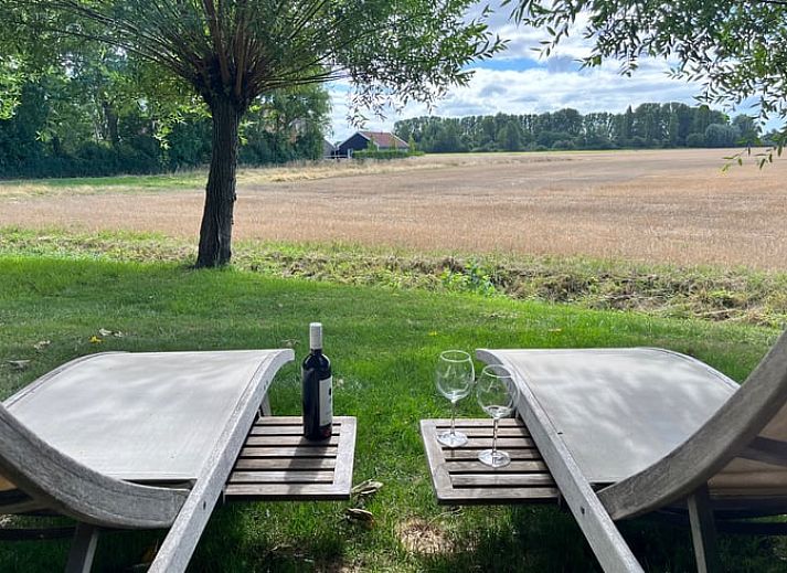 Rustikaler Essbereich im Ferienhaus in Kamperland mit Holzmoebeln und laendlicher Atmosphaere.