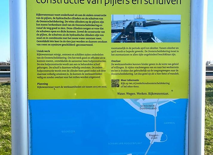 Gemuetliches Wohnzimmer im Ferienhaus in Kamperland mit grossen Fenstern und natuerlichem Licht.