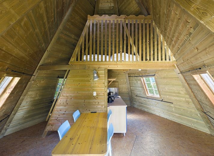 Wigwam-Zelthaus in Kamperland mit sonniger Terrasse und gruener Umgebung, ideal fuer Glamping in Noord-Beveland, Zeeland.