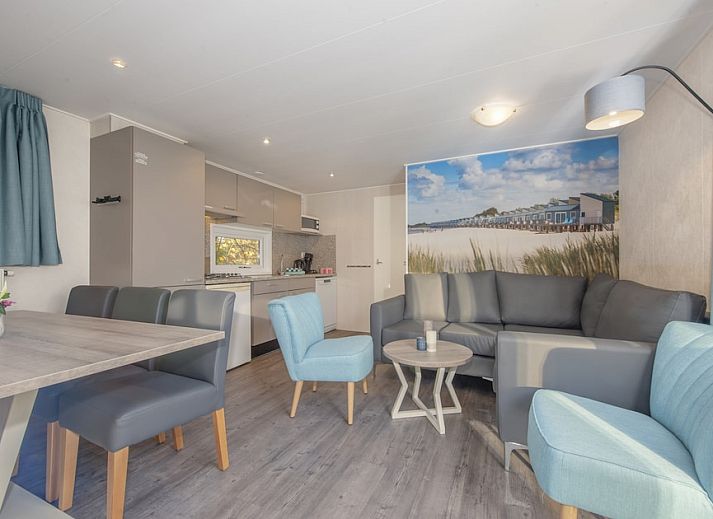 Stilvolles Wohnzimmer des Chalets RP6B in Kamperland, Noord-Beveland, Zeeland, mit moderner Kueche und gemuetlicher Sitzecke.