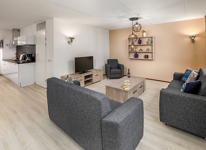 Stilvolles Wohnzimmer der Villa R6C, einem Ferienhaus in Kamperland, Noord-Beveland, Zeeland mit moderner Einrichtung und bequemer Sitzecke.