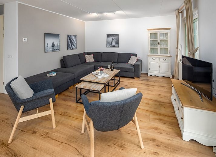 Stilvolles Wohnzimmer der Villa R6C, einem Ferienhaus in Kamperland, Noord-Beveland, Zeeland mit moderner Einrichtung und bequemer Sitzecke.