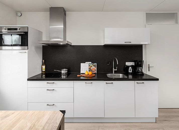 Stilvolles Wohnzimmer der Villa R6C, einem Ferienhaus in Kamperland, Noord-Beveland, Zeeland mit moderner Einrichtung und bequemer Sitzecke.