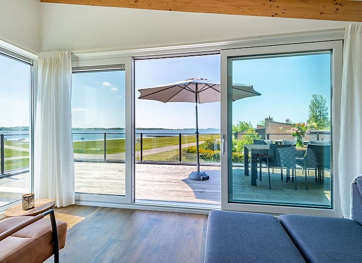 Helles Wohnzimmer im Ferienhaus Schotsmanweg 12 | Zeeuws Goedt in Kamperland, Noord-Beveland, Zeeland mit Blick auf die Terrasse.