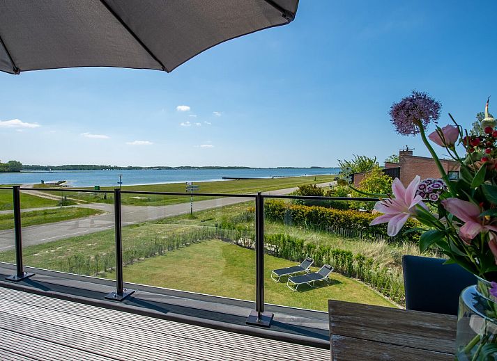 Helles Wohnzimmer im Ferienhaus Schotsmanweg 12 | Zeeuws Goedt in Kamperland, Noord-Beveland, Zeeland mit Blick auf die Terrasse.