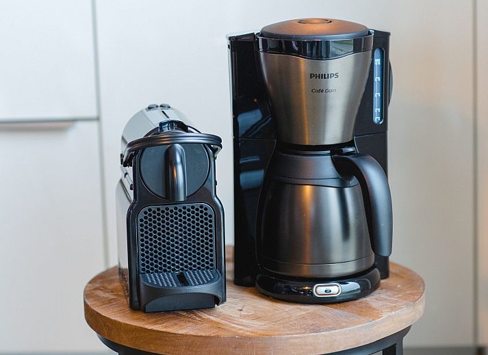 Helles Wohnzimmer im Ferienhaus Schotsmanweg 12 | Zeeuws Goedt in Kamperland, Noord-Beveland, Zeeland mit Blick auf die Terrasse.