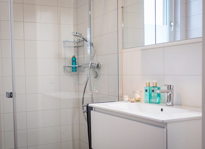 Moderne Kueche im Bungalow Schotsmanweg 12 | Zeeuws Goedt in Kamperland, Noord-Beveland, Zeeland mit Essbereich.