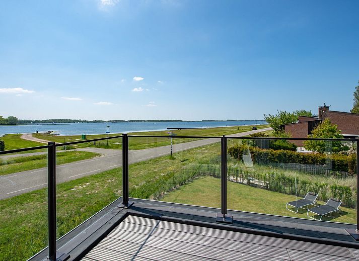 Geraeumige Terrasse des Bungalows Schotsmanweg 12 | Zeeuws Goedt in Kamperland, Noord-Beveland, Zeeland mit Esstisch im Freien.